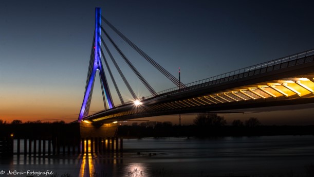 Rheinbrücke Wesel bei nacht